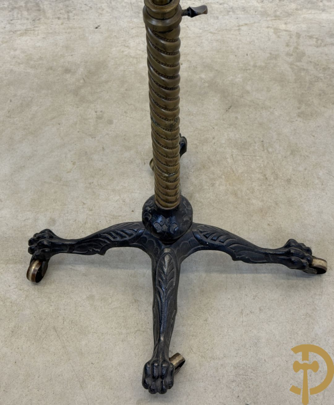 Leesstandaard met verstelbare boekhouder en zijdelings omhoog verplaatsbaar bijzettafeltje voor thee op gietijzeren draaibare voet, rond 1900 gemerkt J . CARTER - North