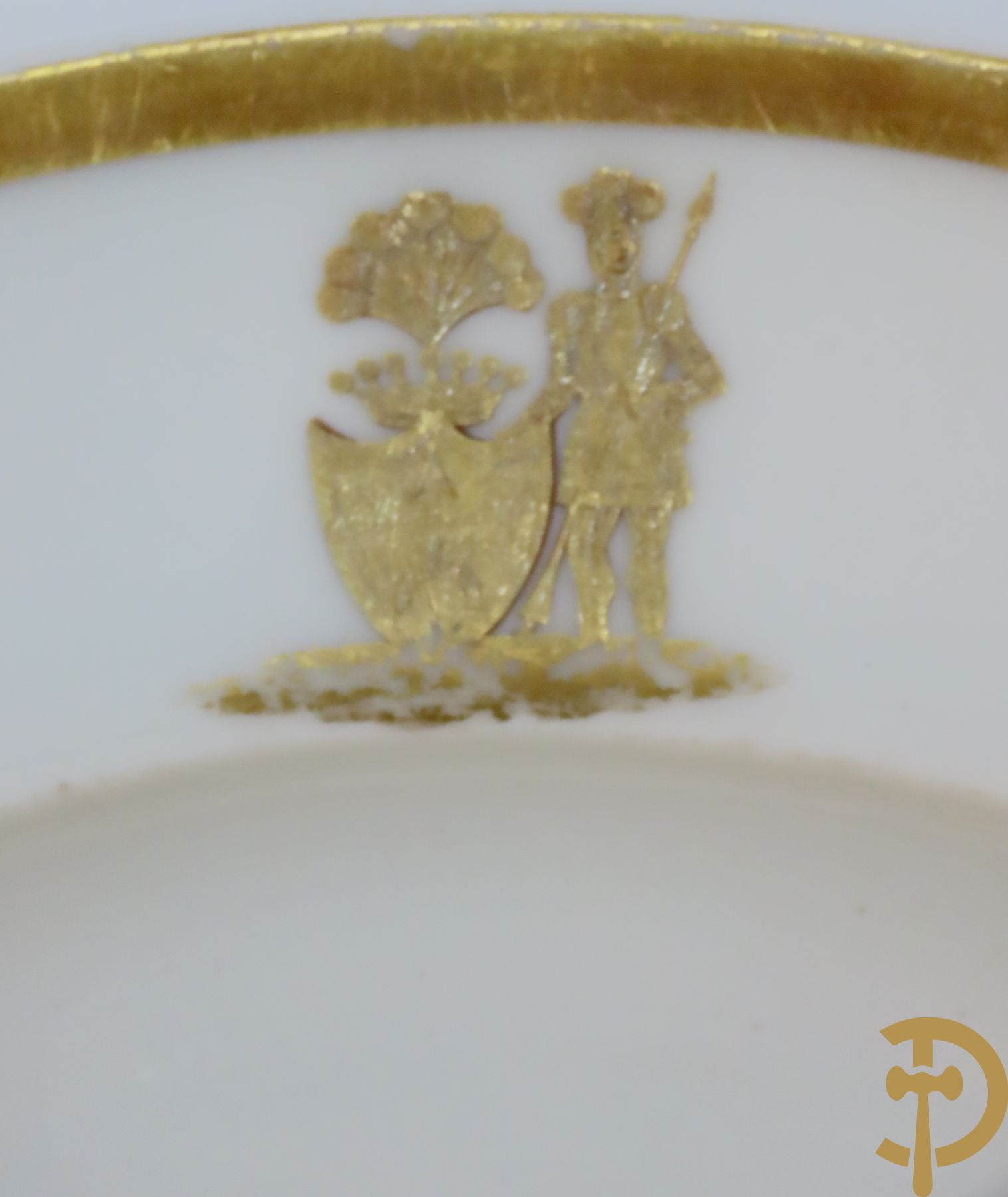 Zes porseleinen borden onder gemerkt met zwaarden / Meissen : 1 bord met stadstafereel, 1 verlucht bord met drakendecor, 1 bord met vogeldecor, 1 met bloemen en 2 met bloemendecor omgeven door vergulde rand