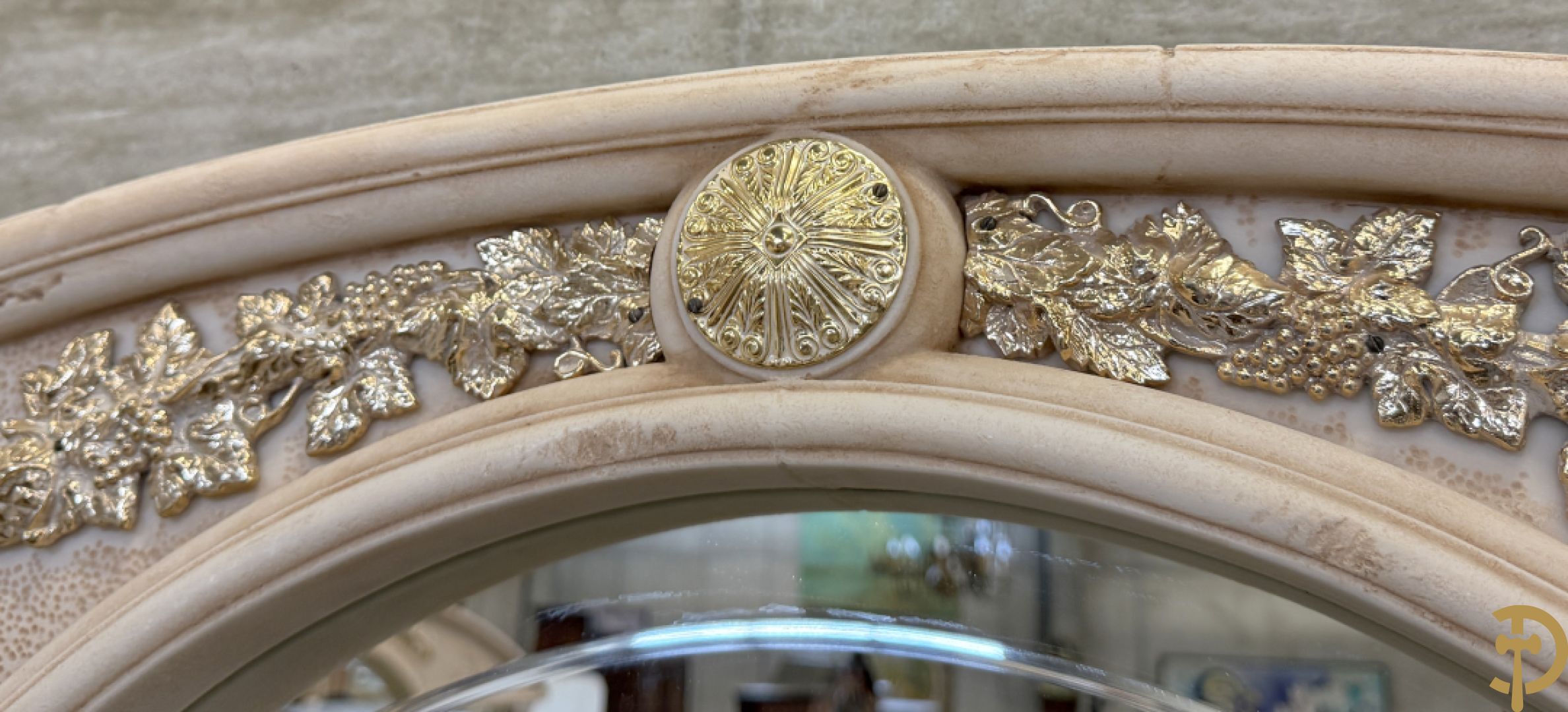 Uitzonderlijke eetkamer bestaande uit dressoir met 4 deuren en 2 lades op voluutvormig onderstel met rocailles opzij en boven met spiegel + bijhorende vitrine + console + spiegel + tafel op voluutvormig onderstel + 6 bijhorende armzetels met koperen frame - uniek ontwerp door de firma Vidal Grau Spaanse makelij, begin jaren 