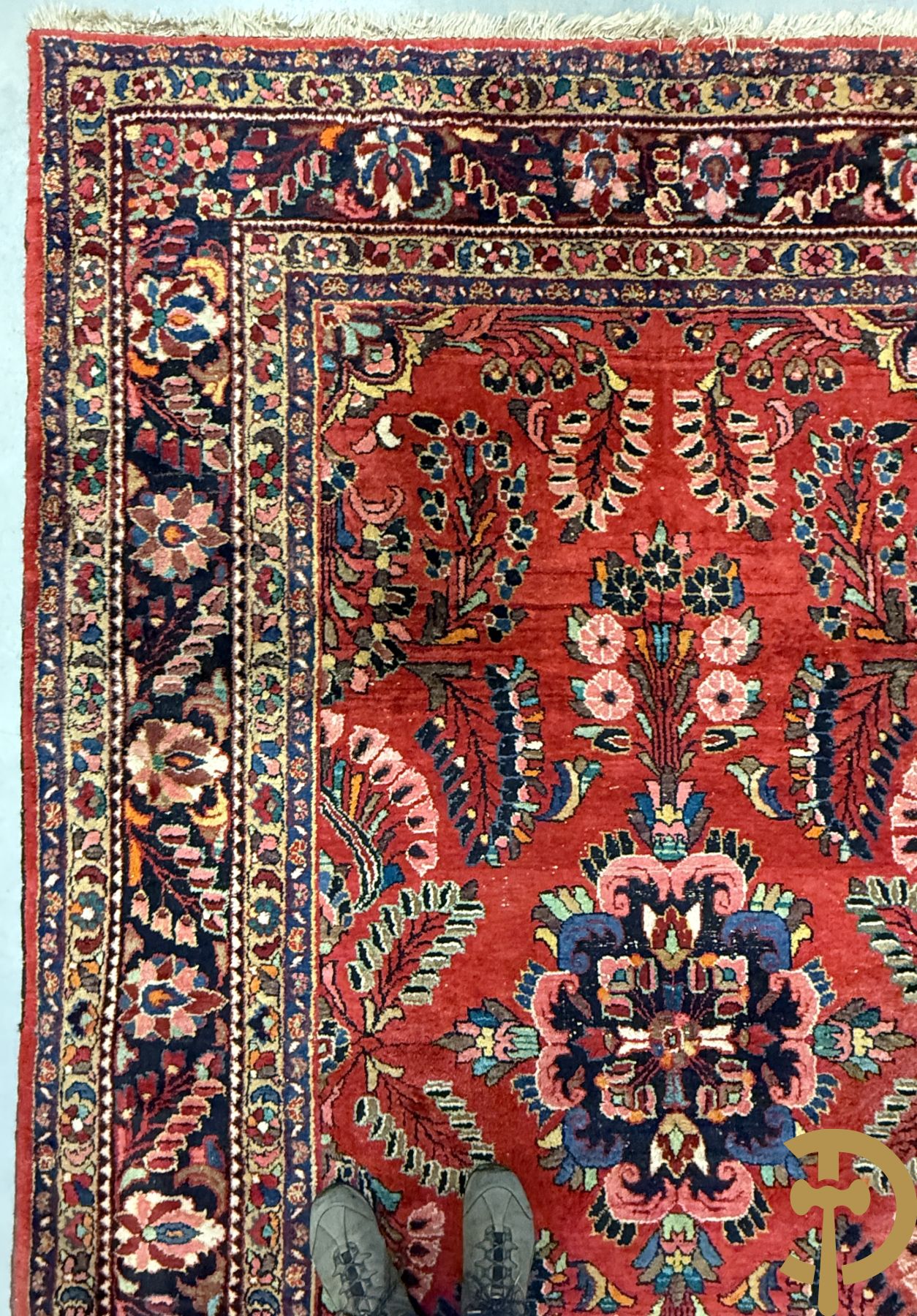 Oosters handgeknoopt tapijt met rode fond, bloemen en accanthusranken