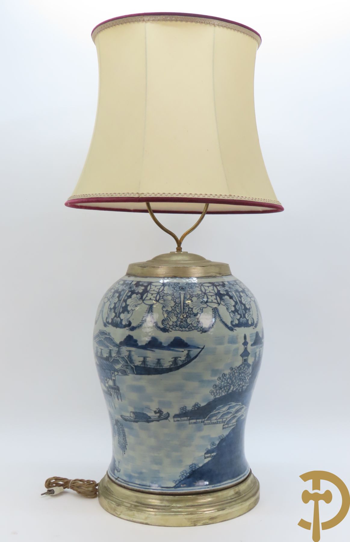 Chinese porseleinen potiche omgebouwd als lampadaire met geanimeerd landschapsdecor