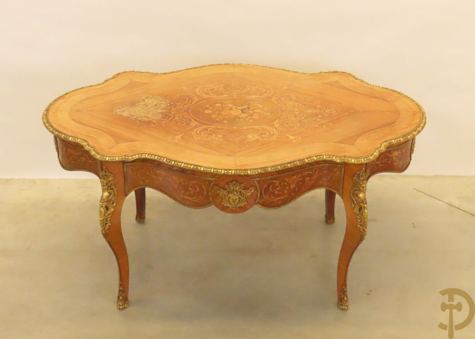 Gemarketteerde ovale notelaren tafel bezet met bronsbeslag van dameshoofden + stoel