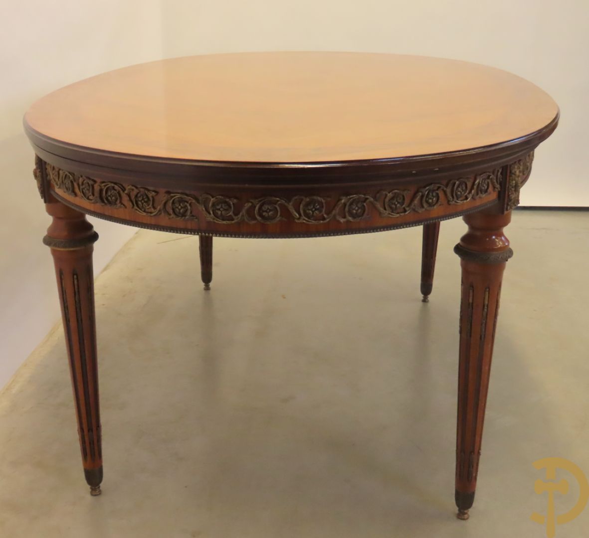 Notelaren eetkamer Louis XVI stijl bestaande uit vijfdeursdressoir met bloemenmarquetterie, bronsbeslag en wit marmeren blad, ovale uittrekbare tafel, 6 stoelen met leder bekleed en gegalbeerde vitrine met geslepen ruitjes