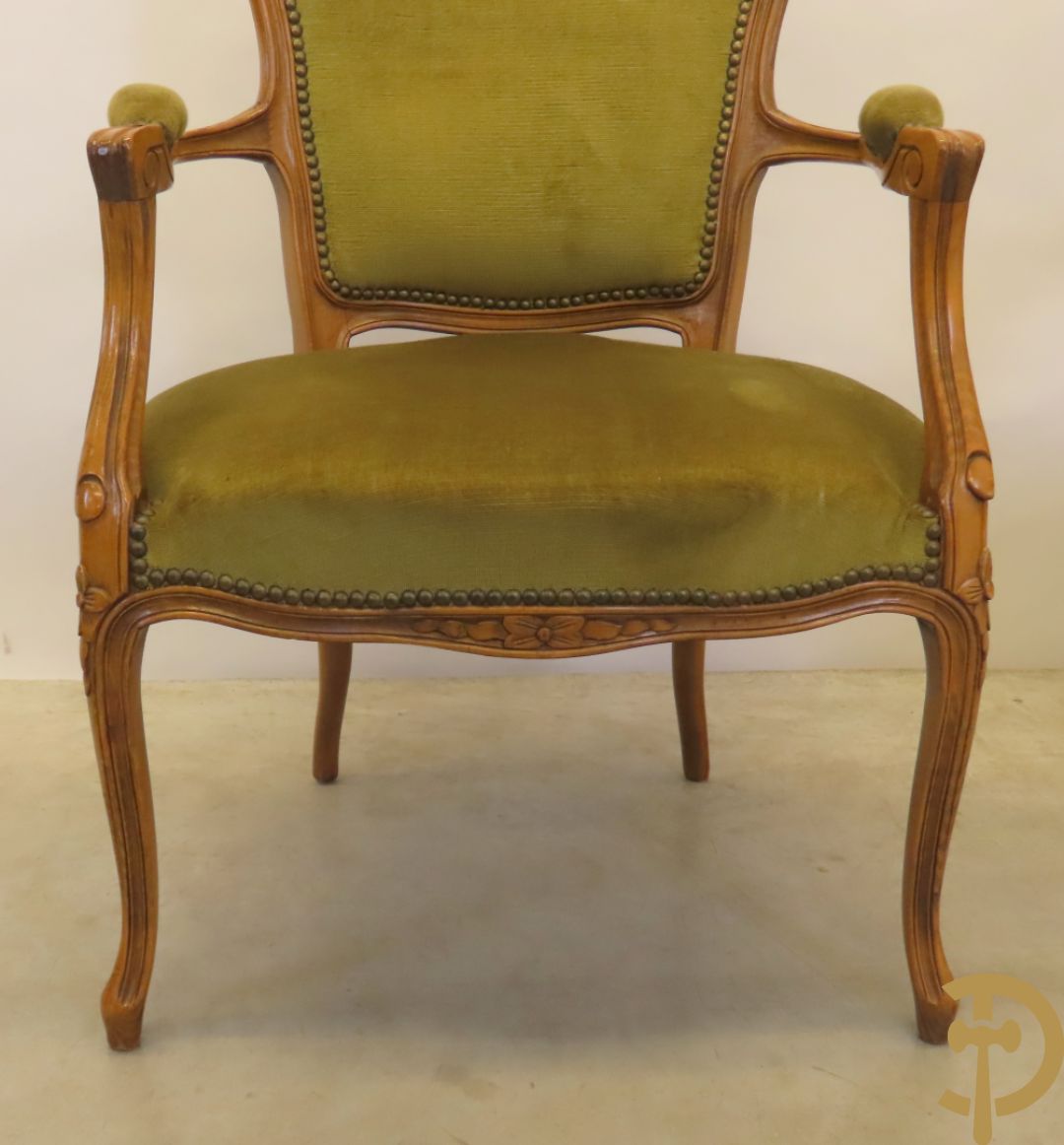 Paar groen gestoffeerde Louis XV bijzetarmzetels