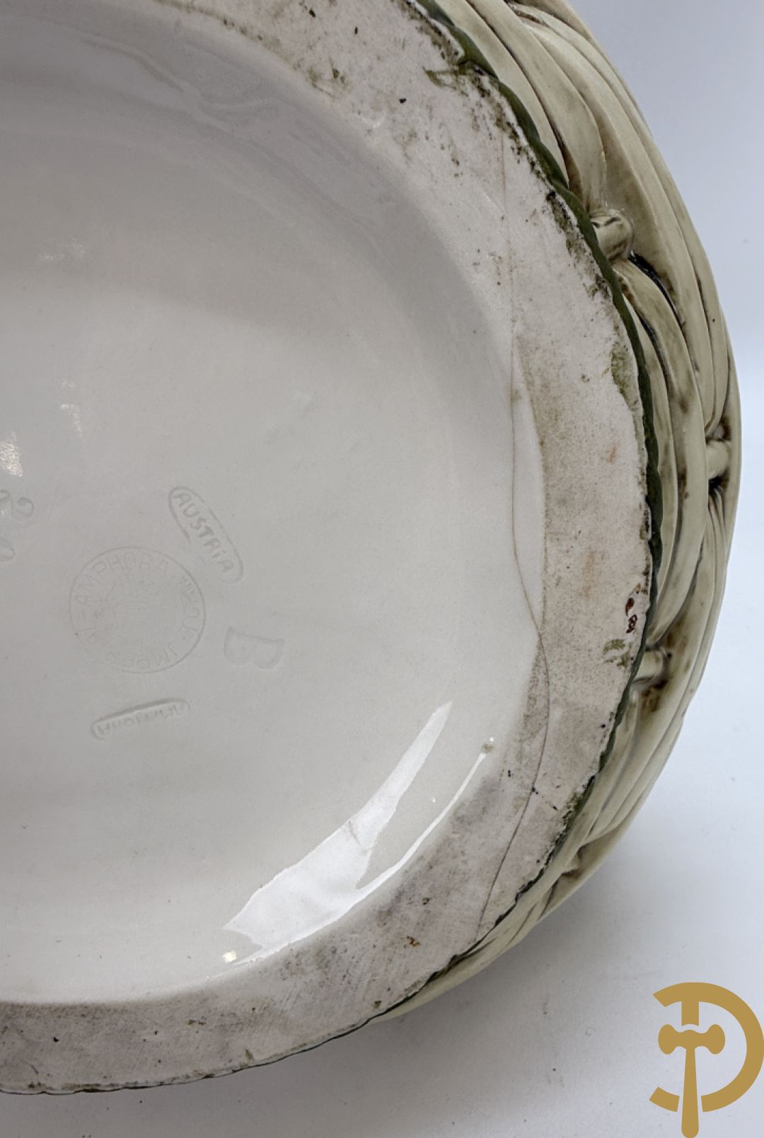 Paar meerkleurige faience vazen,  Austria gemerkt, met cupido