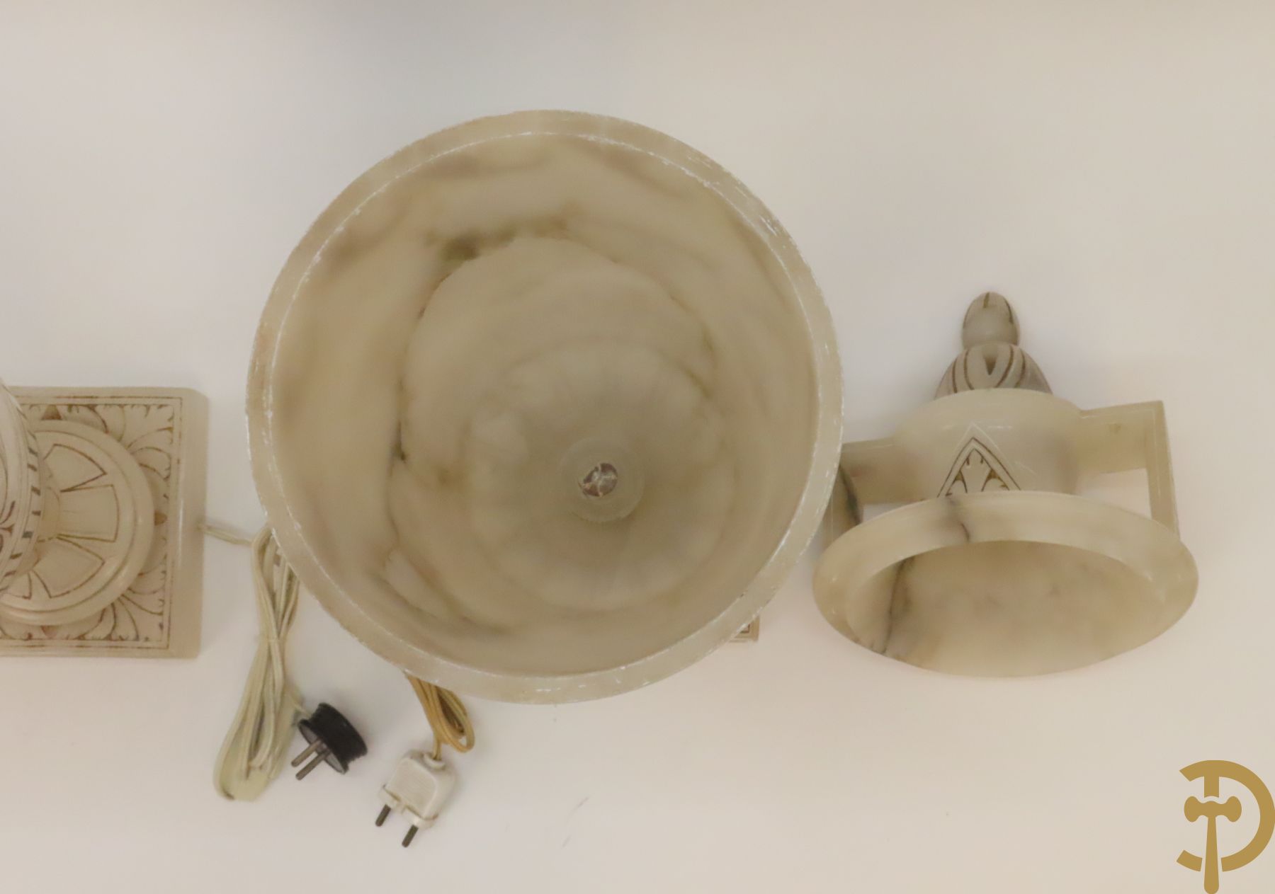 Paar handgesculpteerde onix marmeren Italiaanse potiches met accanthusraken en meanderend decor