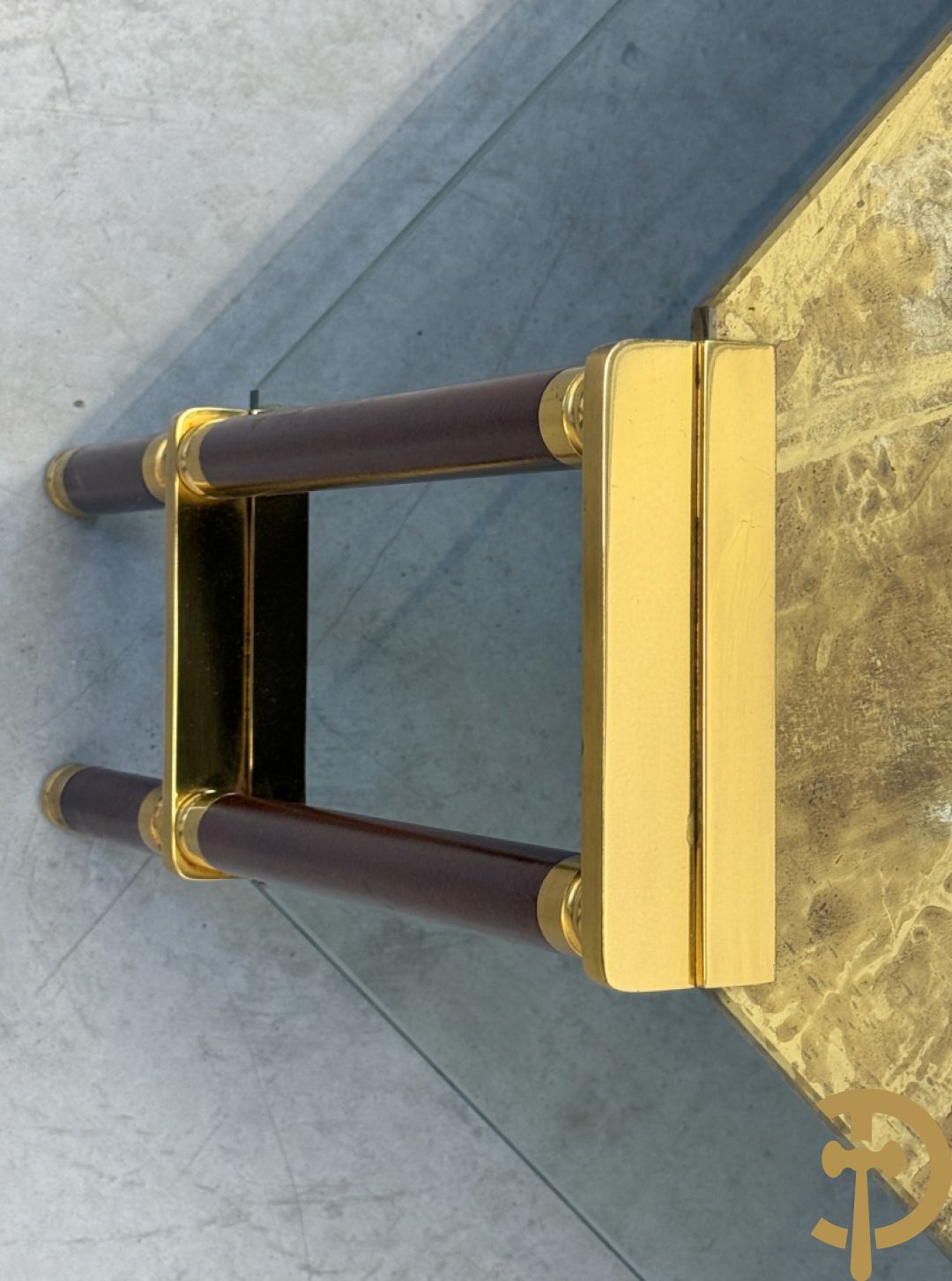 Vintage salontafel met geslepen glazen blad met bladgoud bewerkt op koperen voeten, Meersman Lucas getekend + 2 sidetables met geslepen glazen blad met bladgoud bewerkt op koperen voet, Meersman Lucas getekend + bijhorende lampadaire