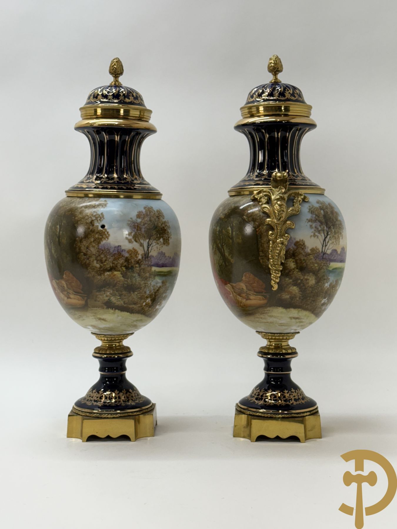 Paar Sèvres stijl vazen met bedrukt geanimeerd decor, naar Boucher