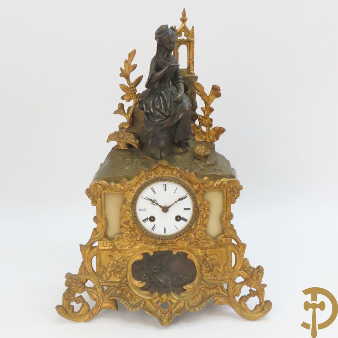 Bronzen pendule bezet met elegante dame en onderaan met basrelief en rocailles