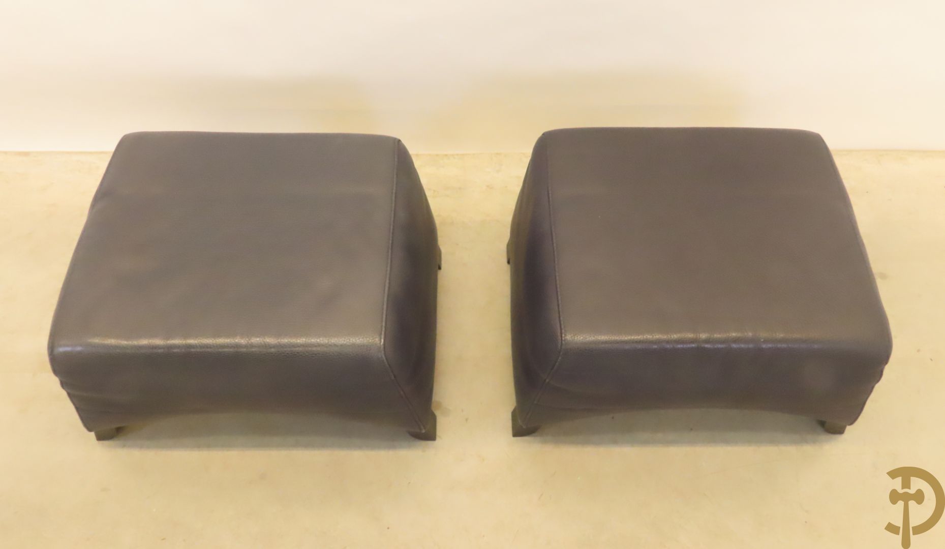 Blauw lederen salonensemble Durlet bestaande uit driezit, 2 fauteuils, 2 voetbankjes en bijzettafeltje met leder overtrokken