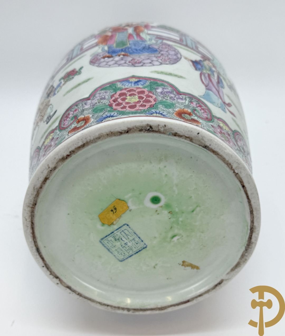 Paar Chinese porseleinen vazen met geanimeerd tafereel