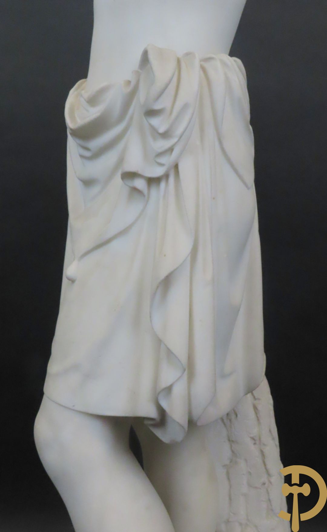 Onleesbaar getekend links achter 