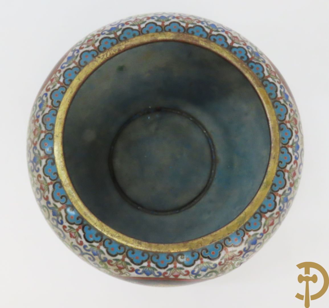 Potiche in cloisoné techniek met decor van draken en olifanten + blauwe cloisoné vaas met bloemendecor op sokkel + kleine cloisoné cachepot + cachepot met drakendecor