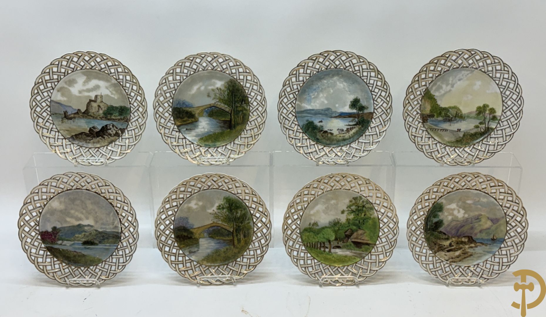 Acht handbeschilderde geajoureerde porseleinen borden met landschapsdecor, onderaan gemerkt