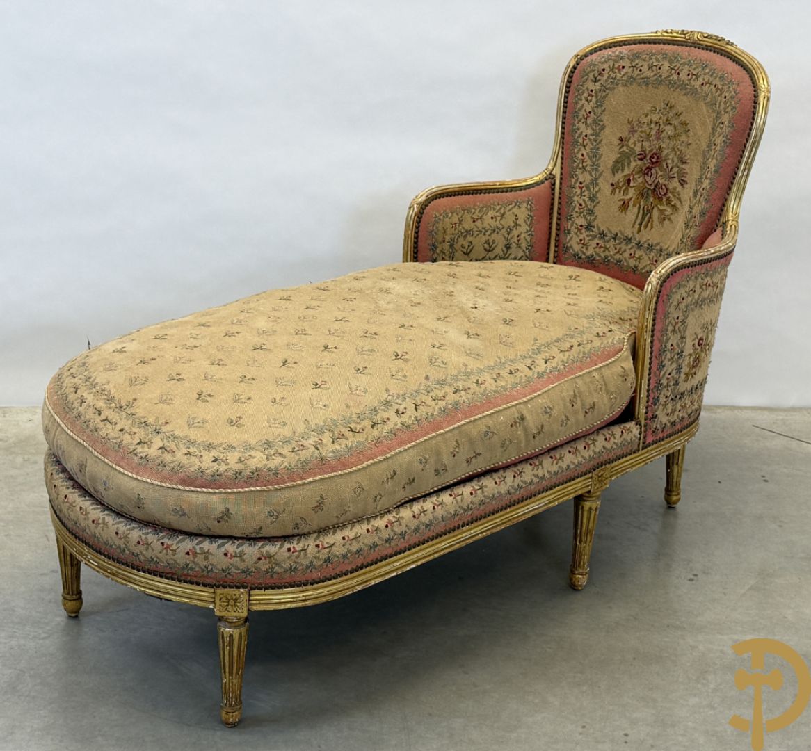 Vergulde Louis XVI chaise longue bezet met petit points met bloemendecor