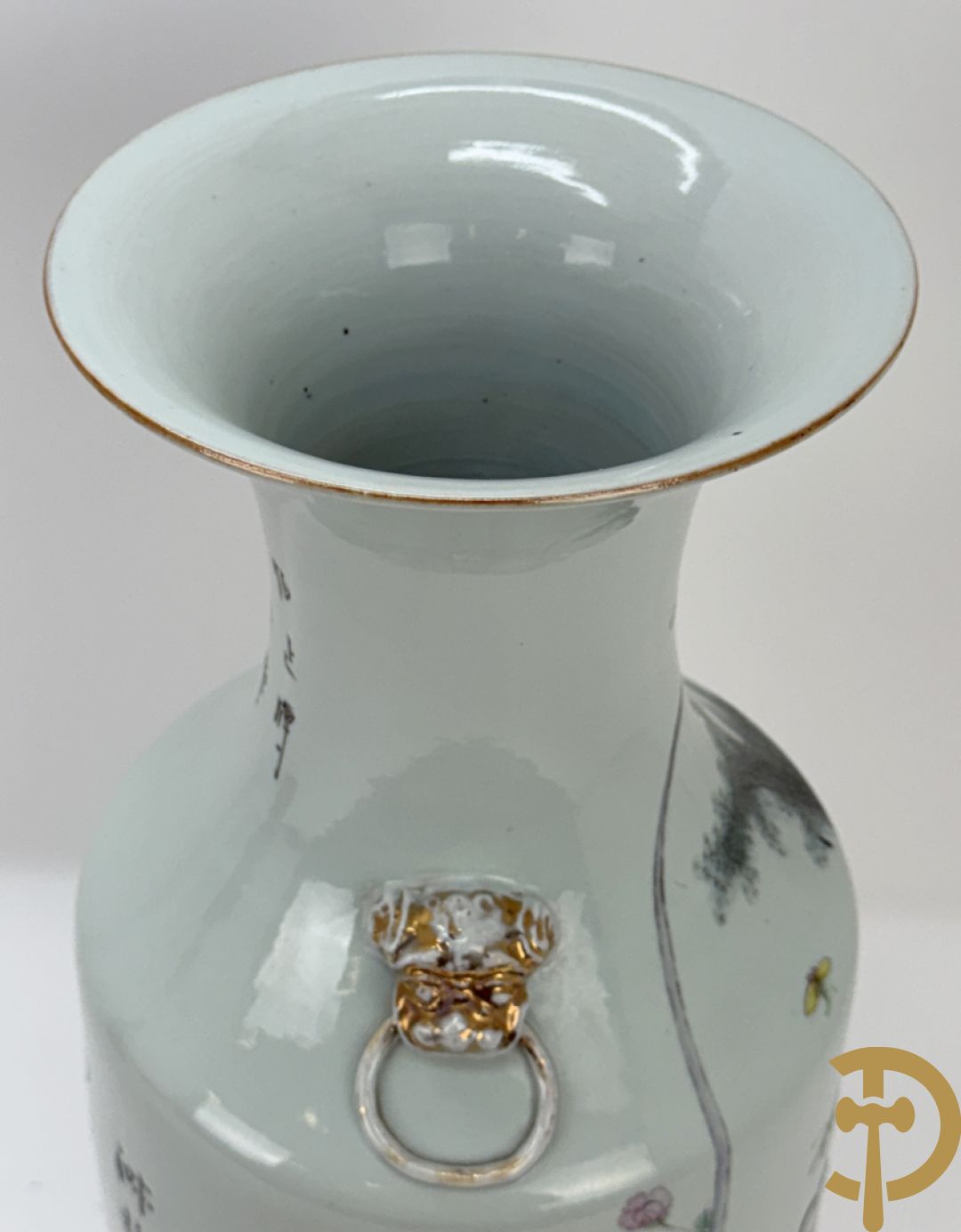 Paar Chinese porseleinen vazen met decor van dames in landschap