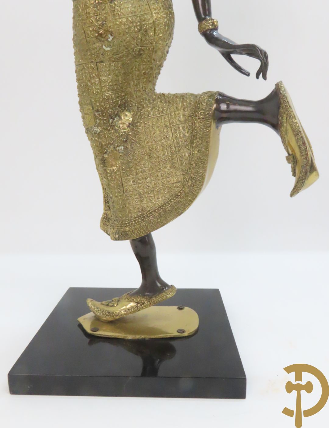 Twee staande koperen boedhistische figuren