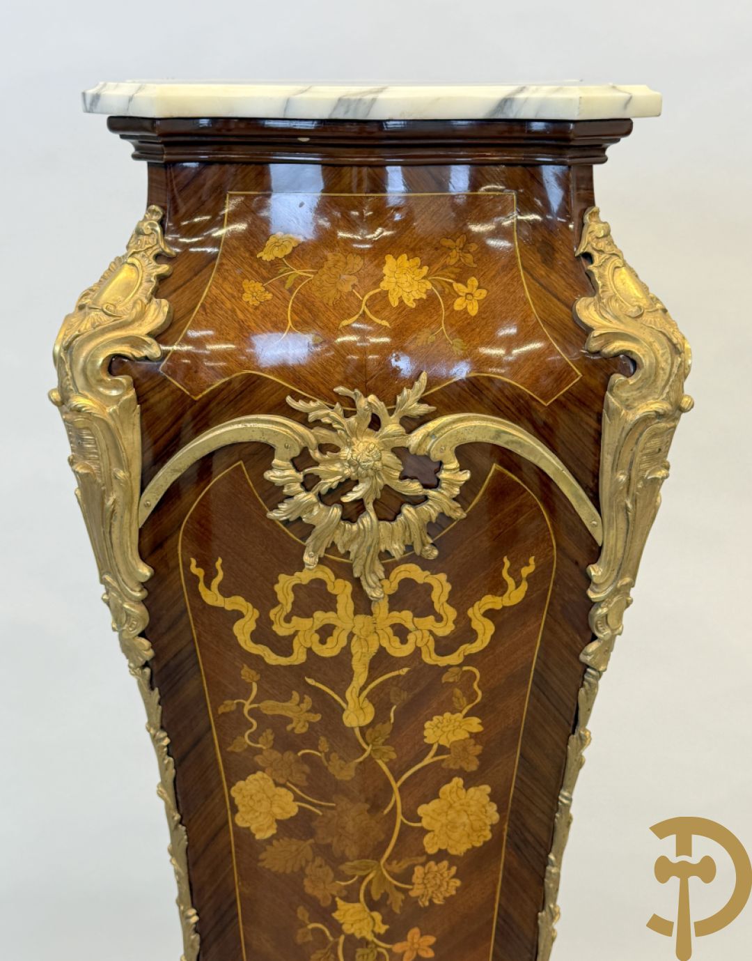 Paar notelaren gemarketteerde zuilen bezet met bronsbeslag en Louis XV motieven op voluutvormige poten - bovenaan met marmeren geaderd blad