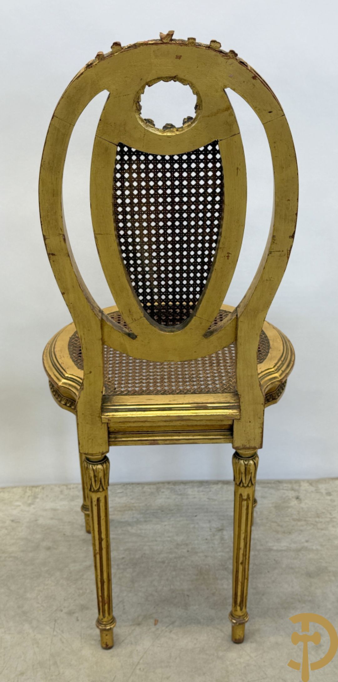 Ovale vergulde salontafel met Louis XVI motieven op gecanneleerde poten - met marmeren blad + 2 vergulde Louis XVI stoelen