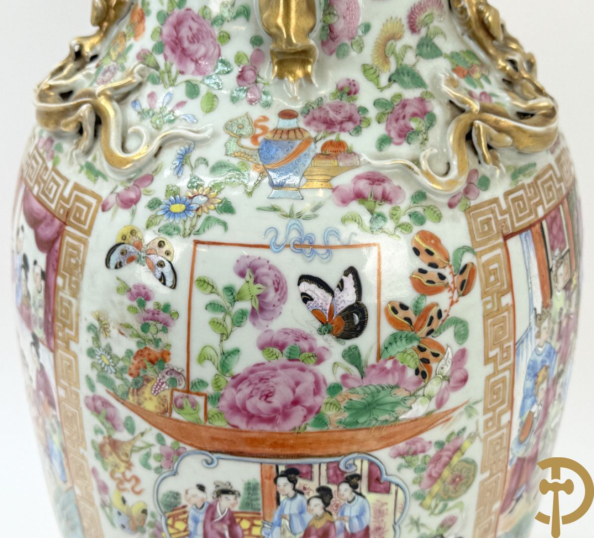 Chinese porseleinen Kanton vaas met geanimeerde hoftaferelen, natuurmotieven, fauna en floradecor