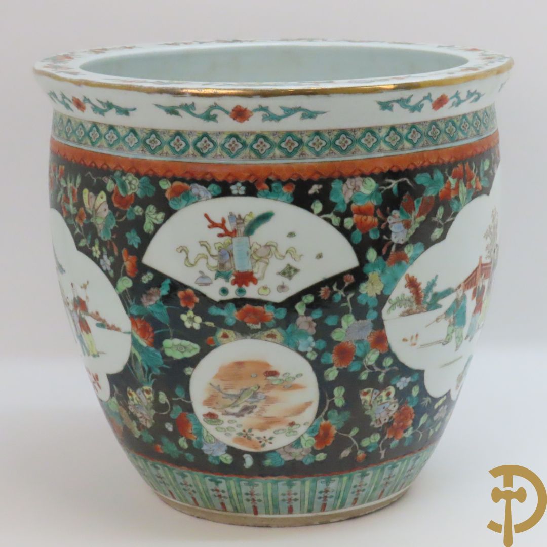 Chinese porseleinen cachepot met geanimeerd decor op zwarte fond met bloemen