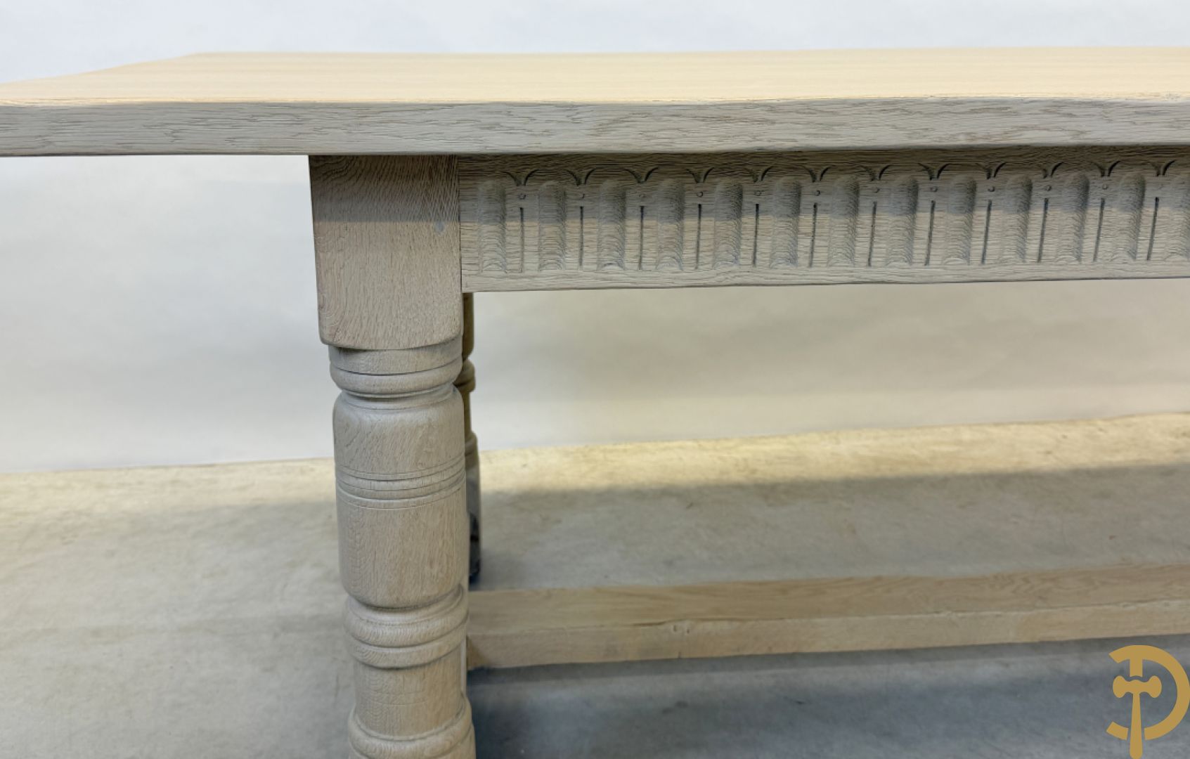 Eiken geceruseerde lange tafel met zijdelingse cannelures op ballusterpoten