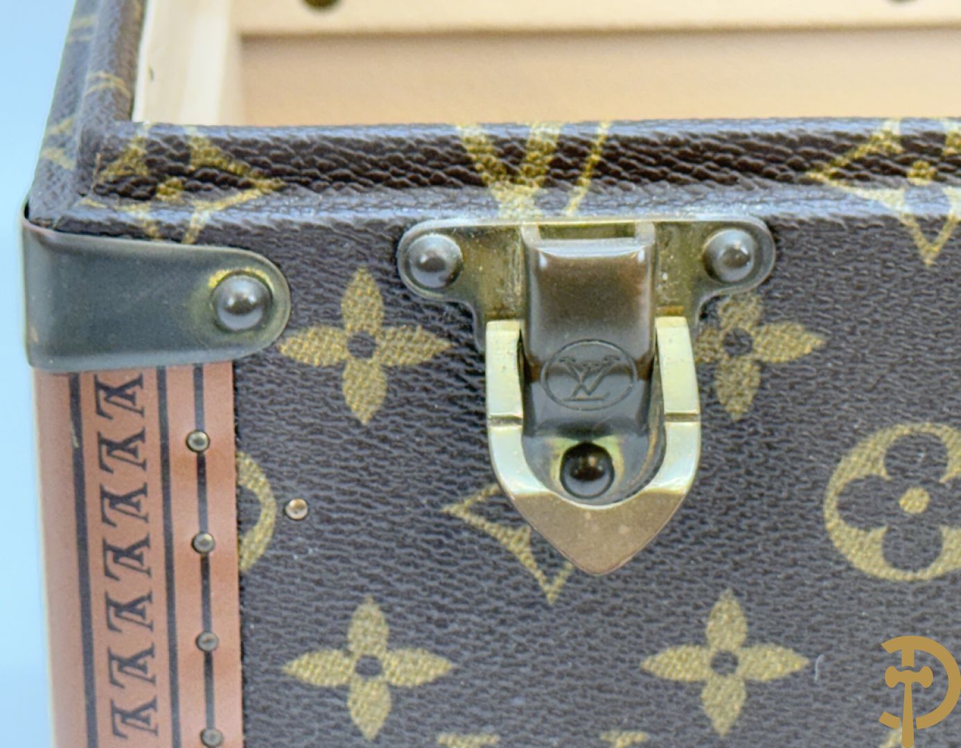 Louis Vuitton beauty case met verschillende vakjes en genummerd 948947