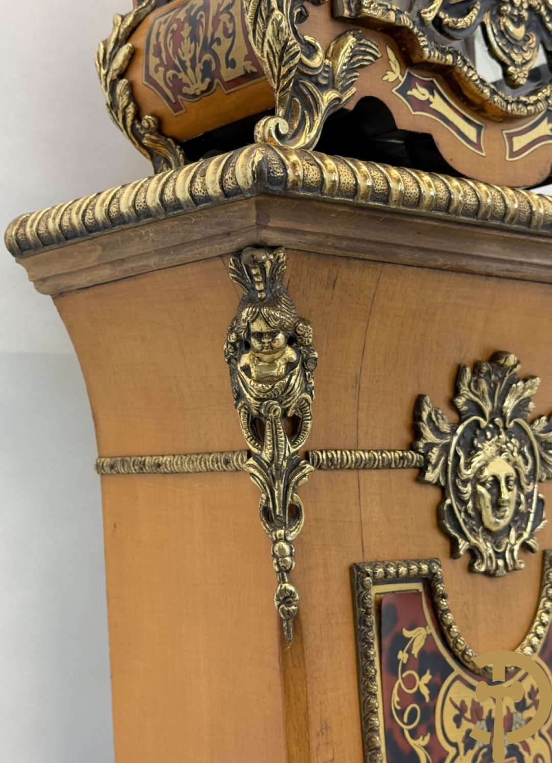 Italiaanse notelaren kartel met marqueterie en bronsbeslag, bovenaan bekroond met cupido - met bihhorende gemarqueteerde console met inleg van koper en schildpadimitatie, decor van amfoor en bronzen medusahoofd