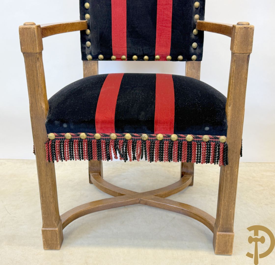 Massief eiken tafel met wangen en smeedijzer verbonden + 6 hoogleunige stoelen + 2 armzetels