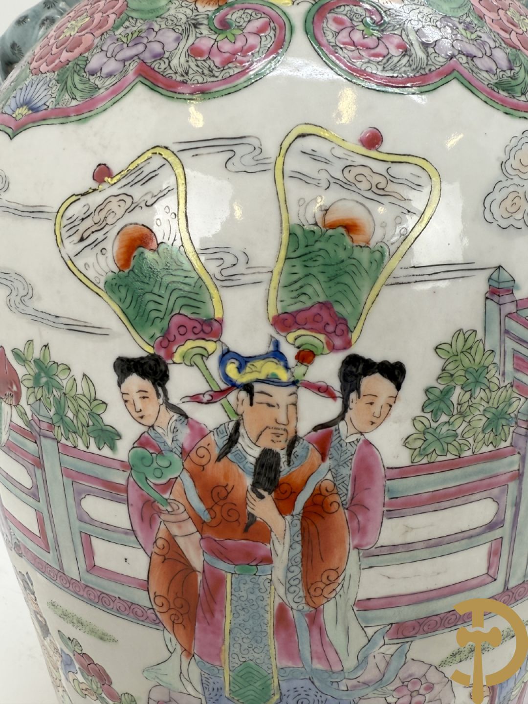 Paar Chinese porseleinen vazen met geanimeerd tafereel