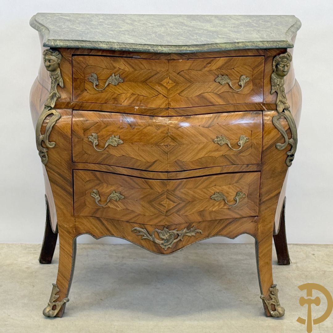 Notelaren drielandencommode met bronsbeslag en groen marmeren blad