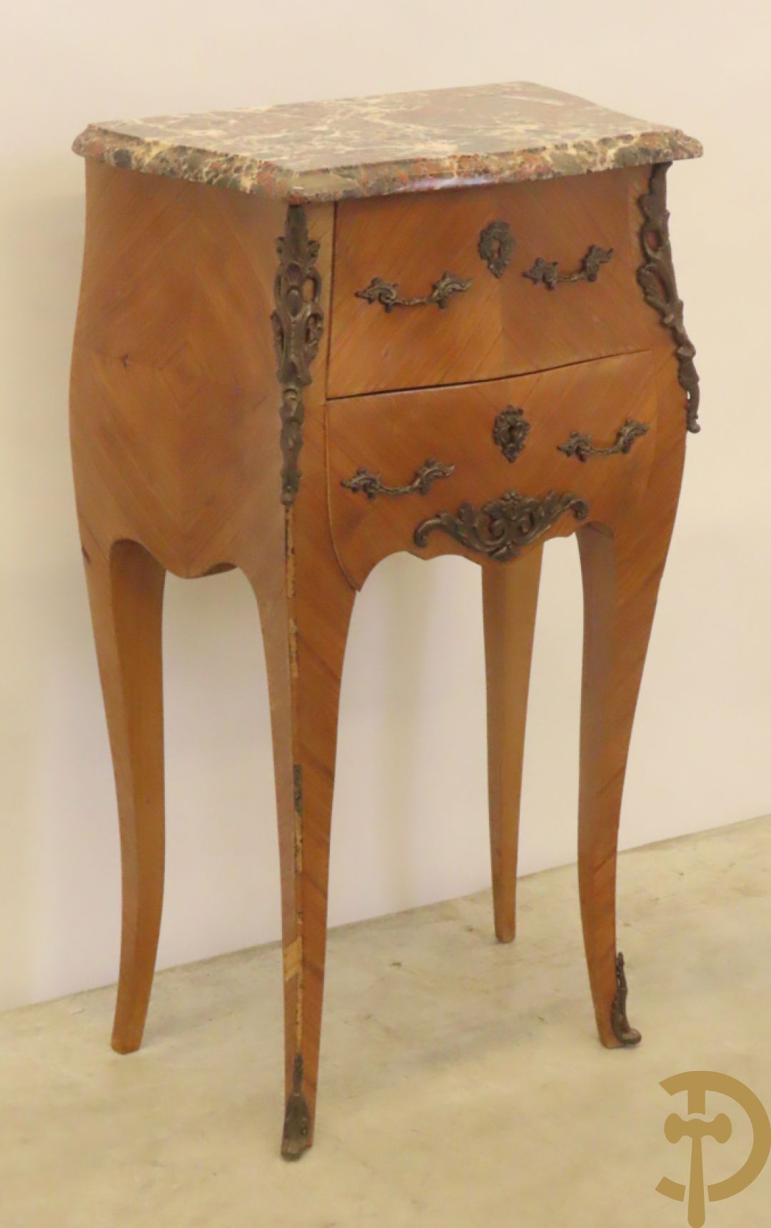 Kleine bijzetkast met 2 lades en bezet met bronzen ornamenten en marmeren blad