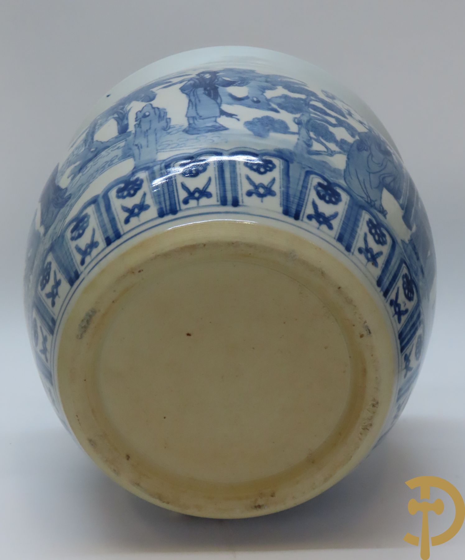 Paar Chinese porseleinen cachepots met blauw/wit decor van dames in landschap