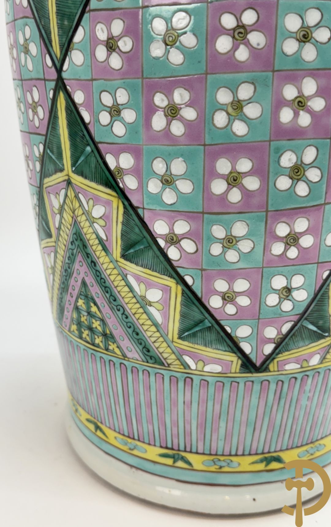 Chinese porseleinen vaas met ruitvormen en geometrische patronen, bovenaan met fo honden bezet