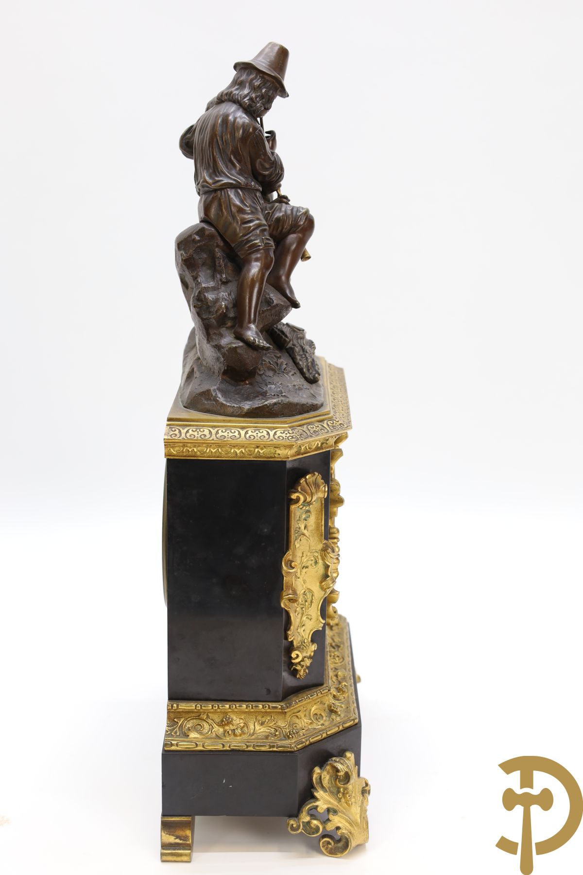 Zwart marmeren Napoleon III pendule bekroond met doedelzakspelers, Cotiny F. de bronzes à Bruxelles getekend