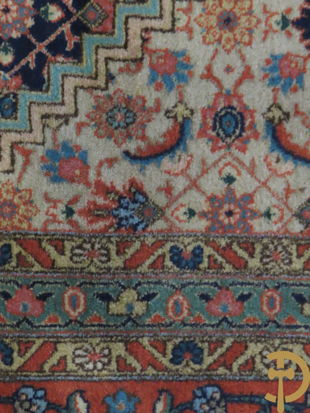 Oosters handgeknoopt tapijt met centraal decor op blauwe fond met bloemenmotieven