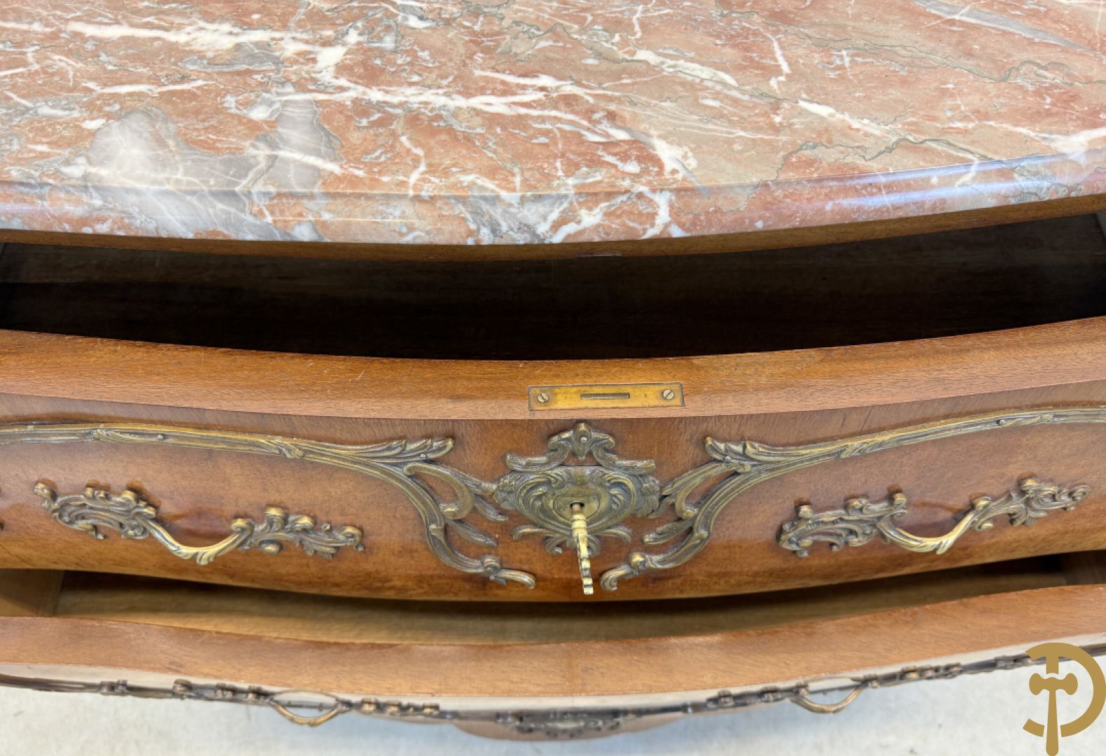 Notelaren Louis XV tweeladencommode met bronsbeslag en marmeren blad