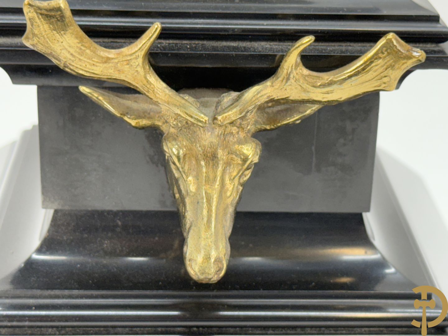 Zwart marmeren garnituur Napoleon III bestaande uit paar bronzen vuurrvergulde vijfarmige kandelaars bezet met vogels op zwarte marmeren basis met hertenkoppen + zwart marmeren middenstuk met klok bezet met hertenkoppen (zonder beeld)