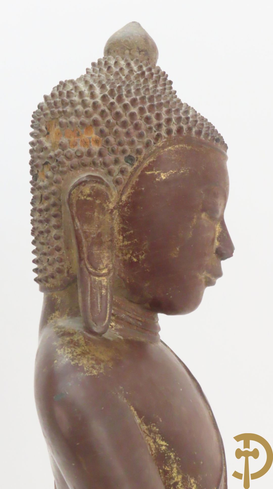 Houtgesculpteerde zittende boedha