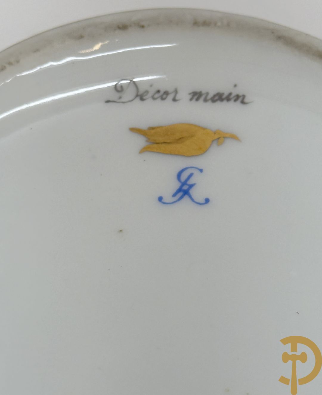 Milieu de table in porselein met bloemendecor + geajoureerde porseleinen Limoges coupe + porseleinen vaasje met cupido