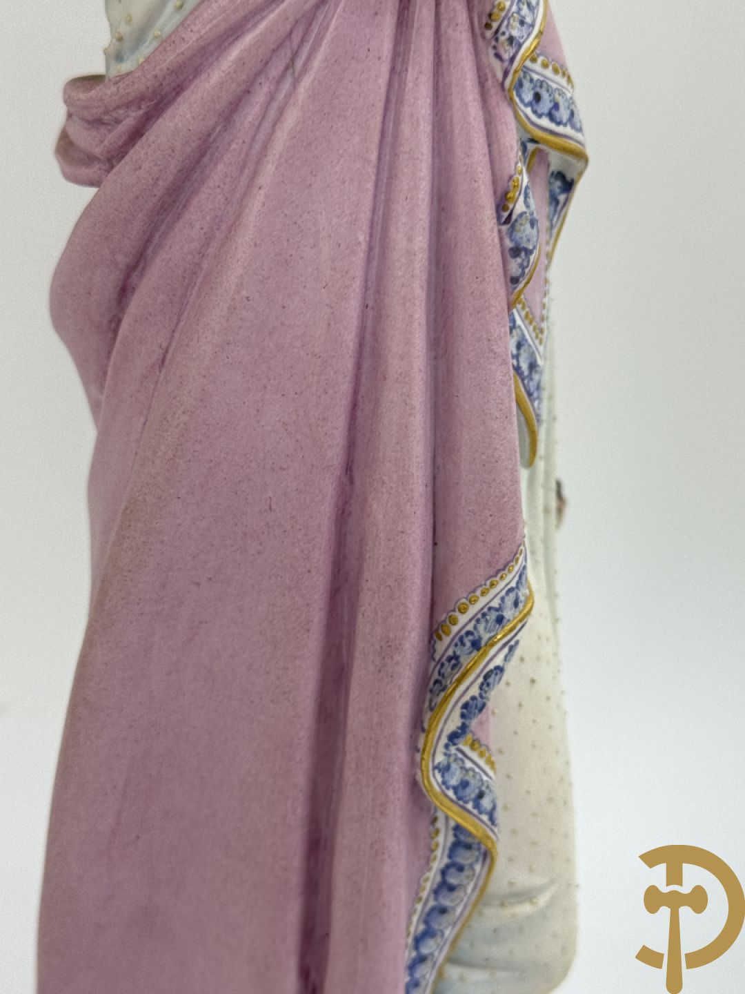 Paar Franse biscuits van elegante dame met hond en dame met bloemen op schouder