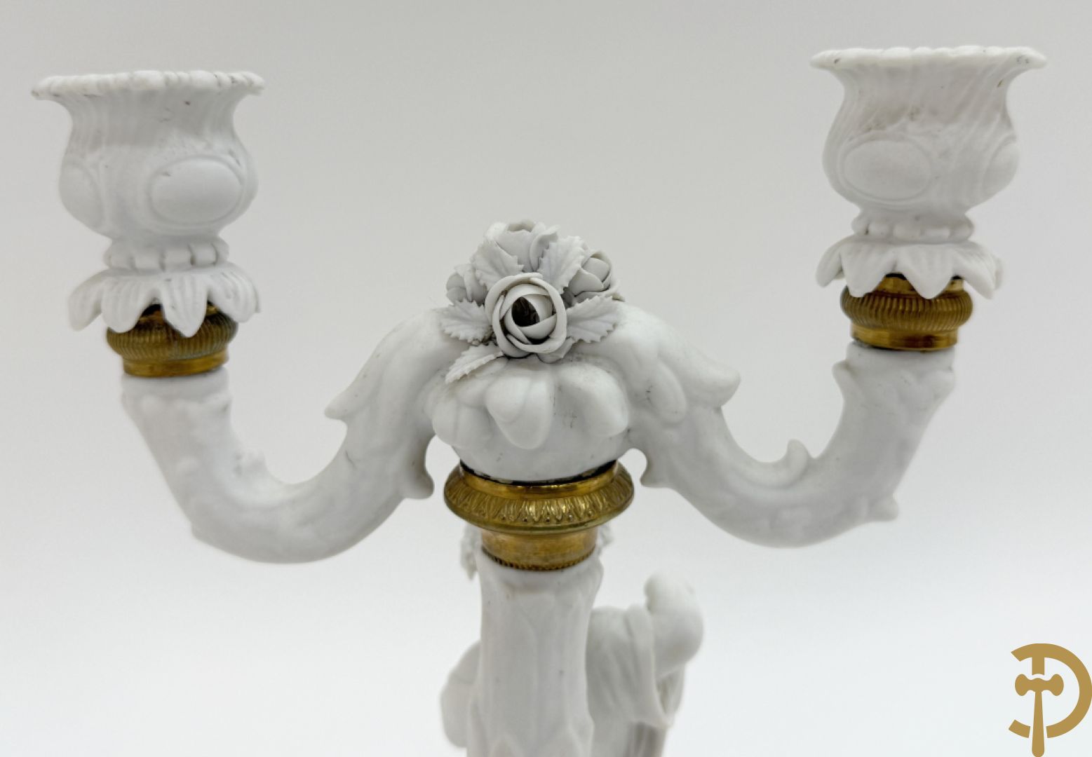 Paar biscuit kandelaars met cupido