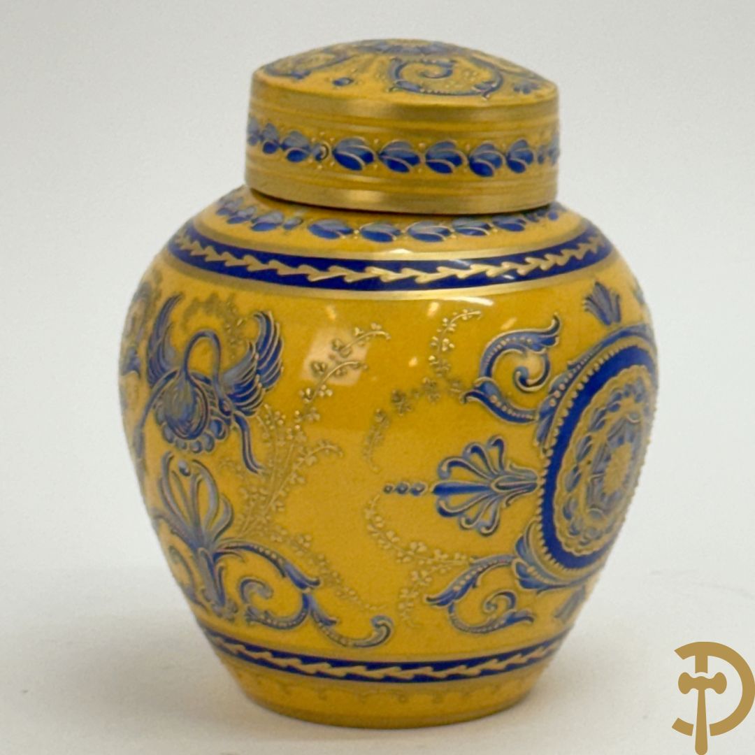 Porseleinen Empire dekselvaasje met blauw en verguld decor op gele fond, onderaan gemerkt M.Imp. le de Sèvres (Manufacture Imperial de Sèvres)