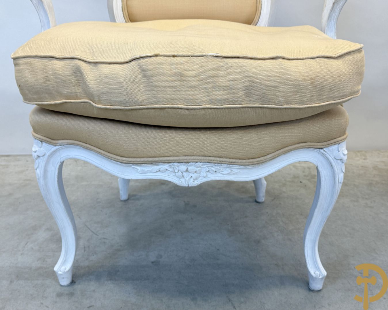 Paar wit gemonochromeerde Louis XV armzetels op voluutvormige poten + 1 andere