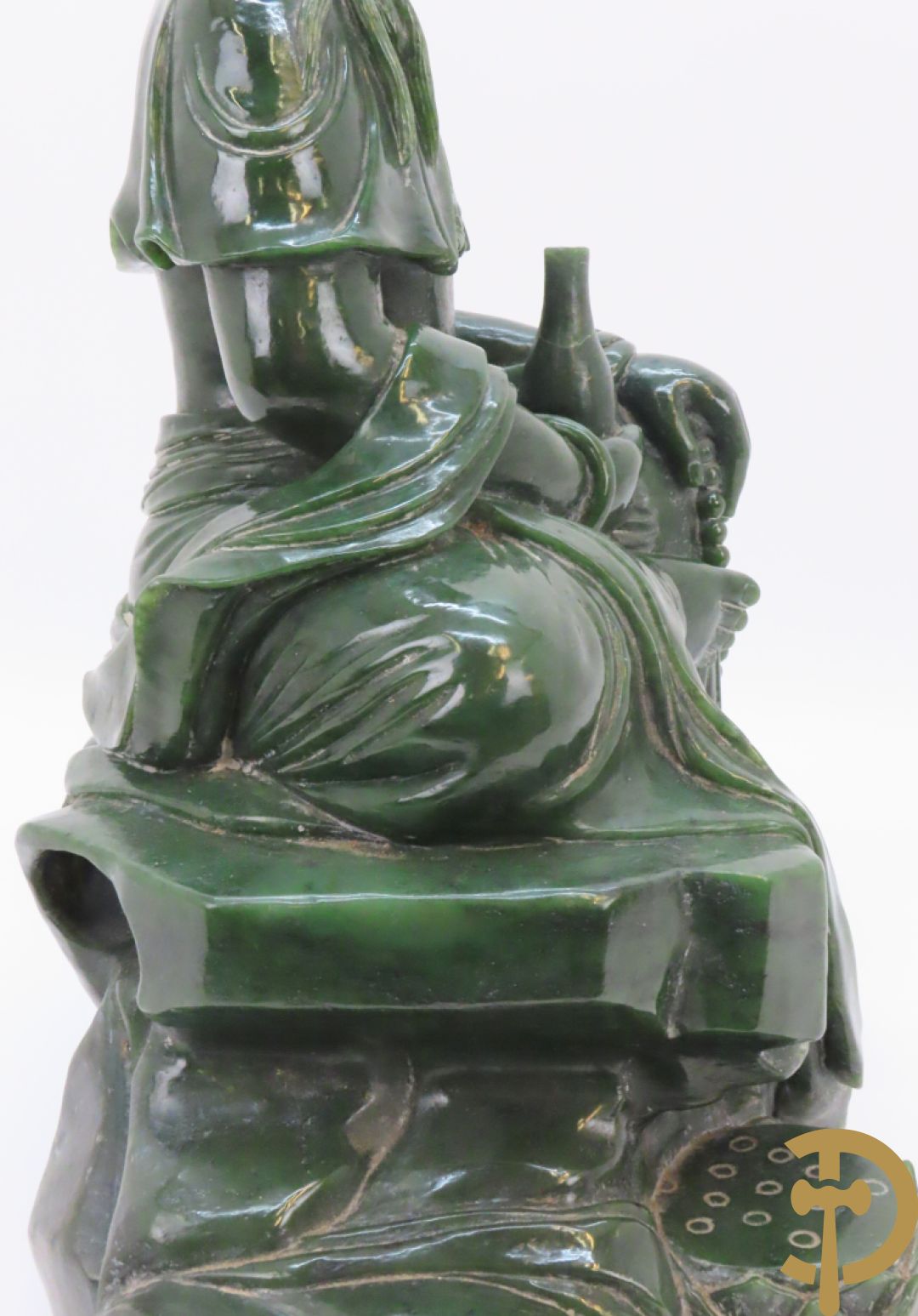 Handgesculpteerde geisha met flesje in de hand in groene jade