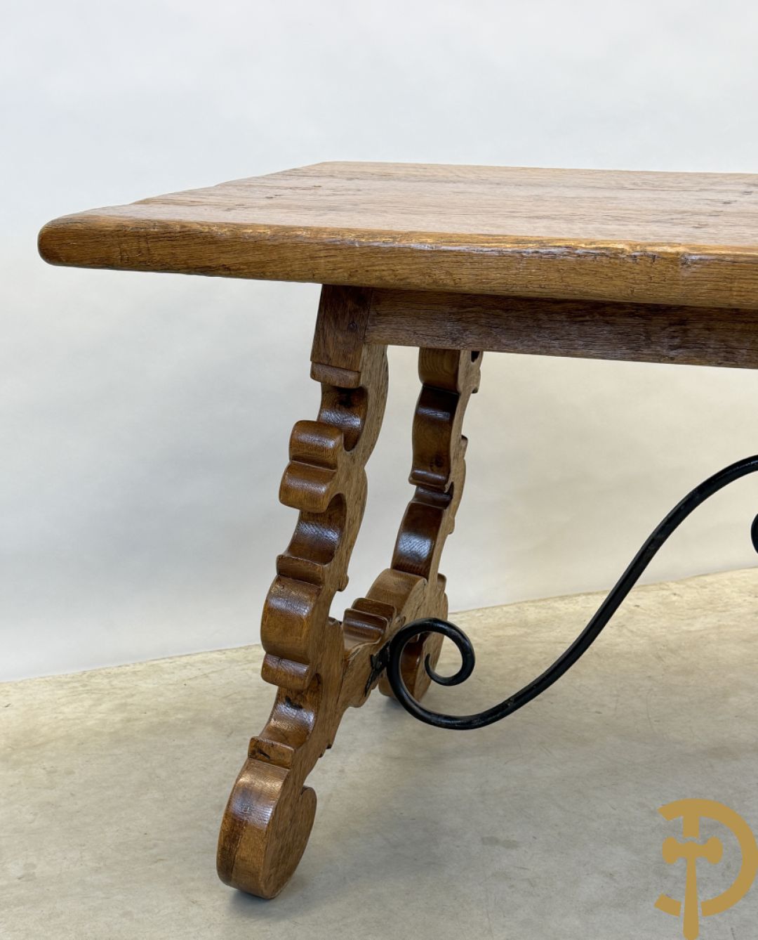 Massief eiken tafel met wangen en smeedijzer verbonden + 6 hoogleunige stoelen + 2 armzetels