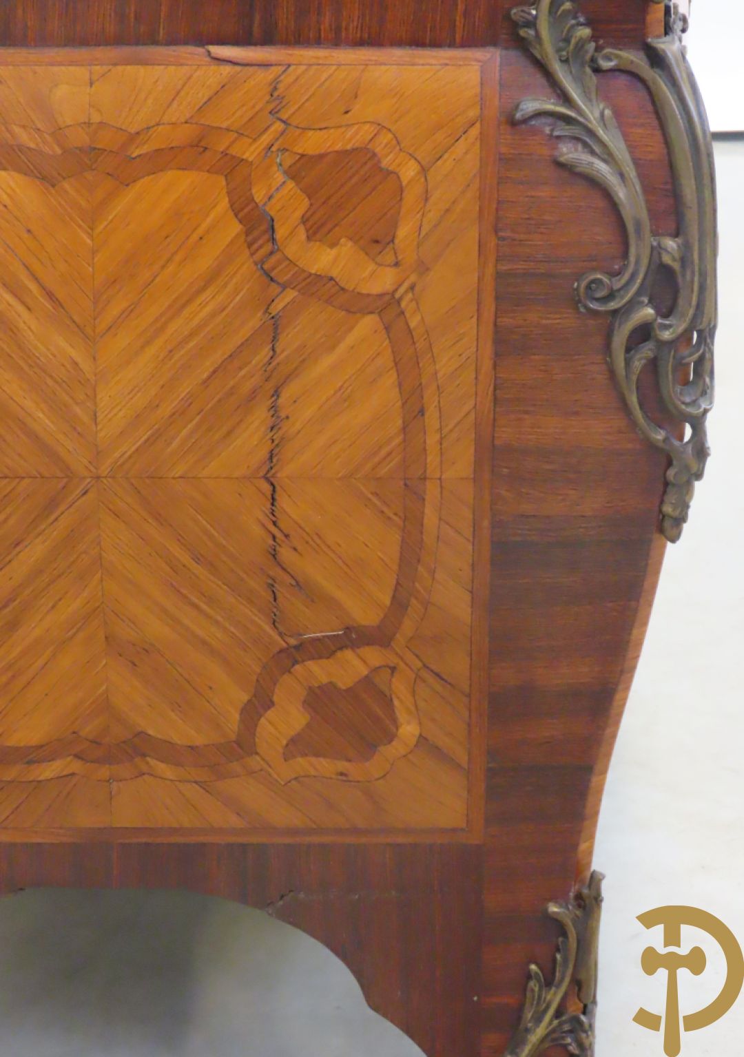 Gegalbeerde vierladencommode met bronsbeslag, marqueterie en marmeren blad