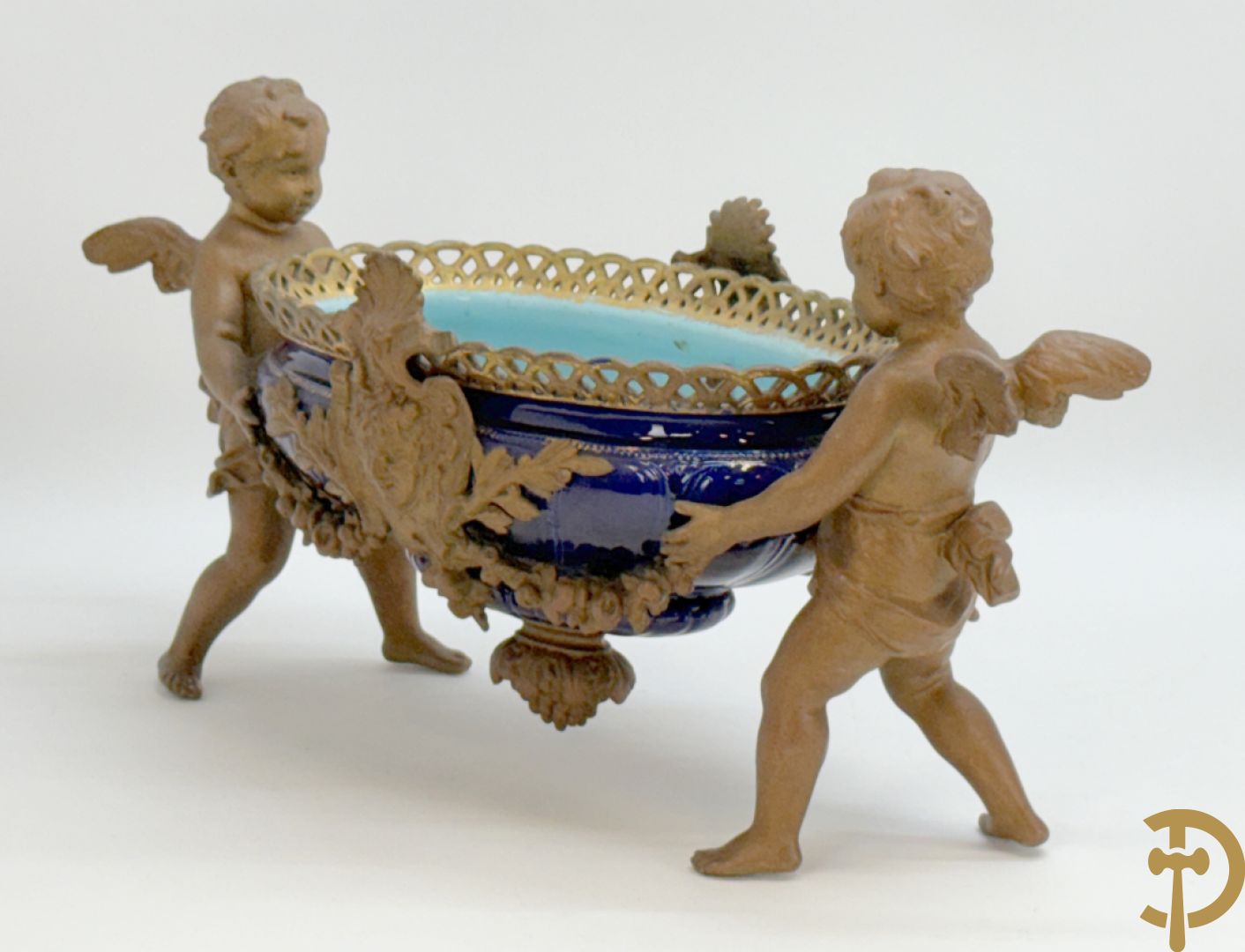 Blauwe coupe gehouden door paar zamak cupido