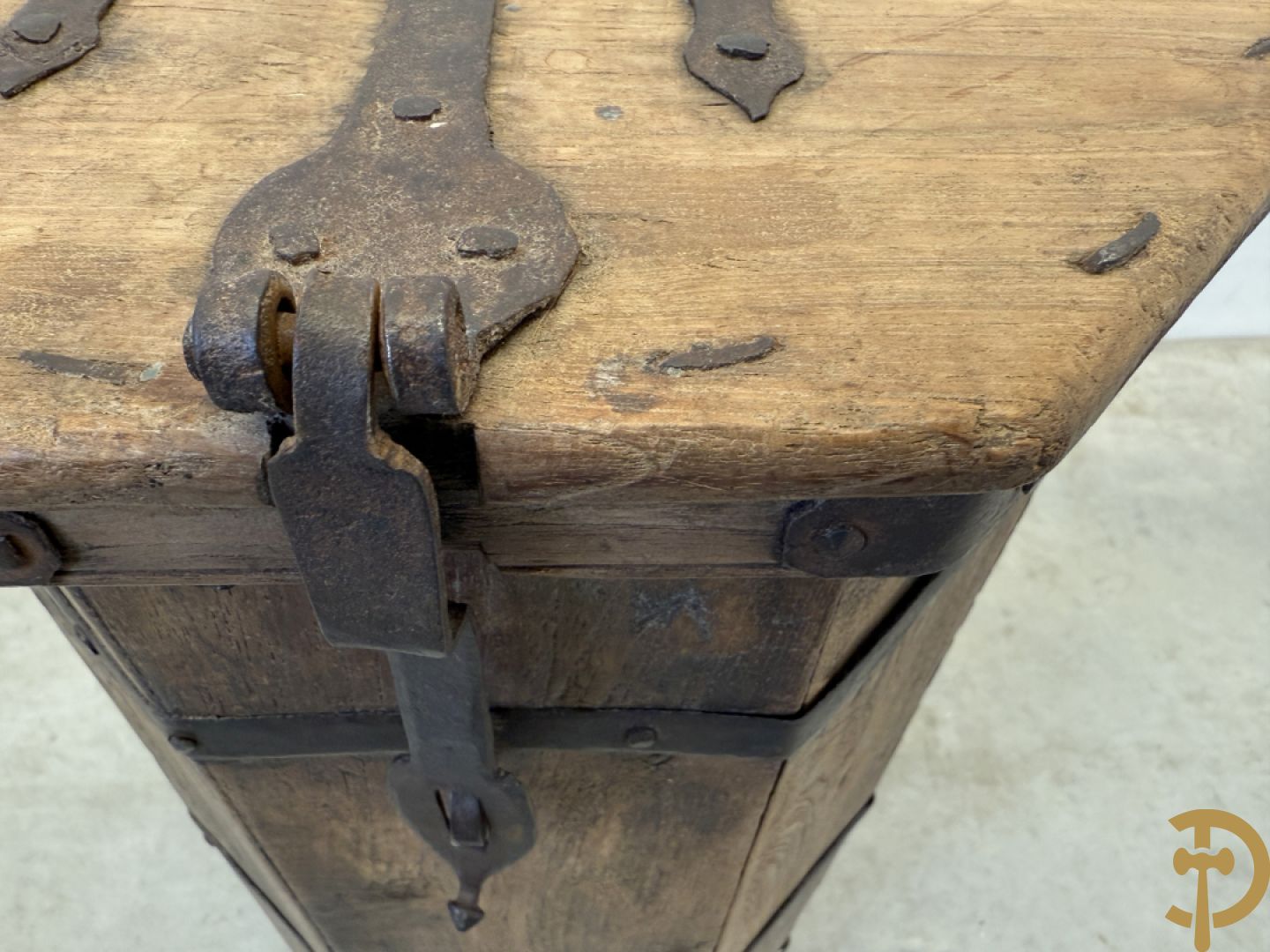 Achthoekig eiken opbergmeubel met smeedijzeren hengsels en geheime ruimte onderaan