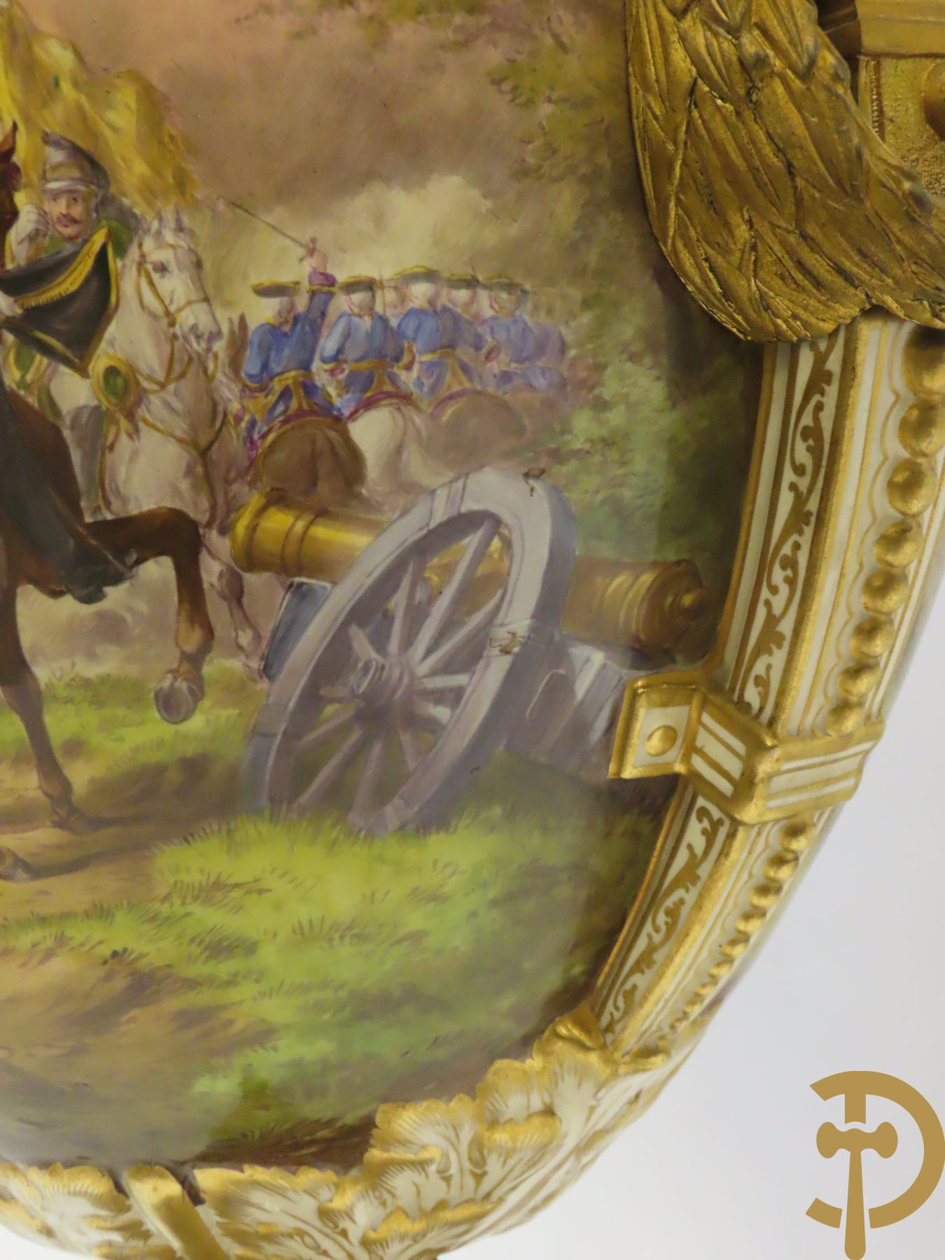 Grote porseleinen Sèvres vaas met dubbel decor van cavalerie, slagveldtaferelen en zicht op kasteel, DESPREZ H. getekend in het decor - bovenaan met verguld decor en zijdelings met bronzen oren en accanthusranken - deksel met Sèvres merkteken - op vierkante bronzen sokkel met klauwepoten